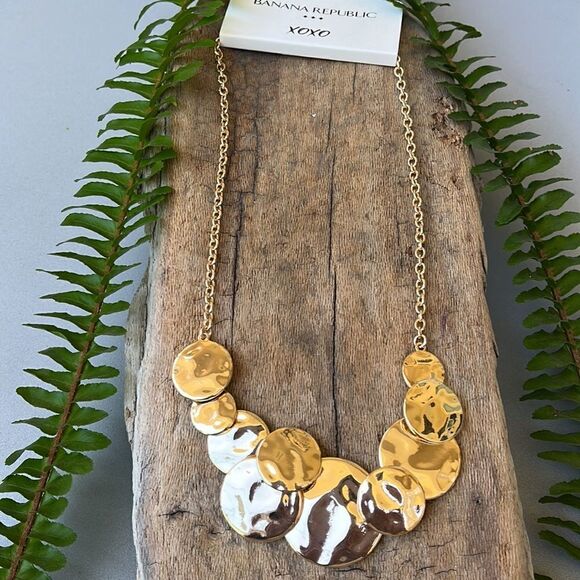 BANANA REPUBLIC GOLD DISC NECKLACE. NWT - Picture 2 of 6